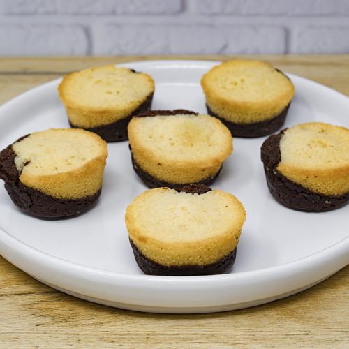 Sugar Bowl Bakery Mini Pastelitos Mitad Madeleine y Mitad Brownie 16